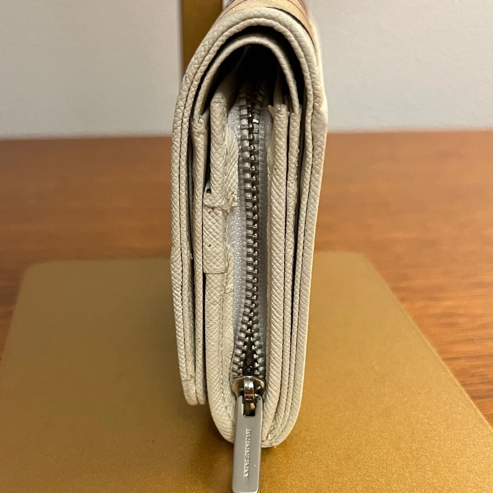 EUC Burberry Nova Check Compact Bifold Wallet